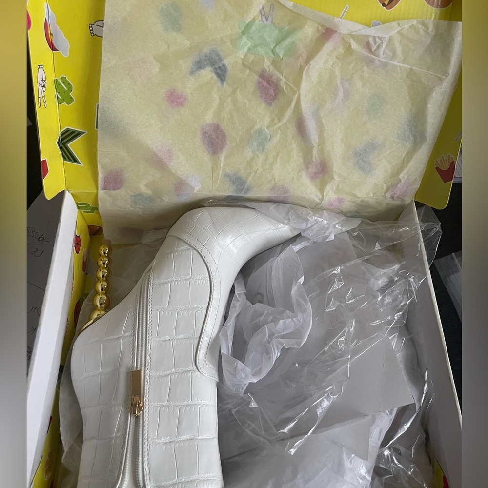 Beautiful boots from LEMON DROP white with gold heel size 8M NEW